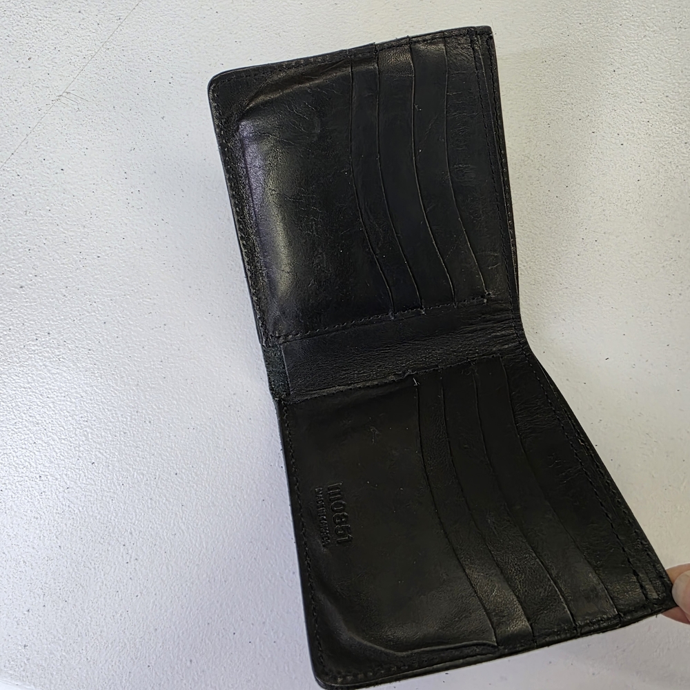 M0851 leather  minimalist 8 card and 1 bill compartment wallet